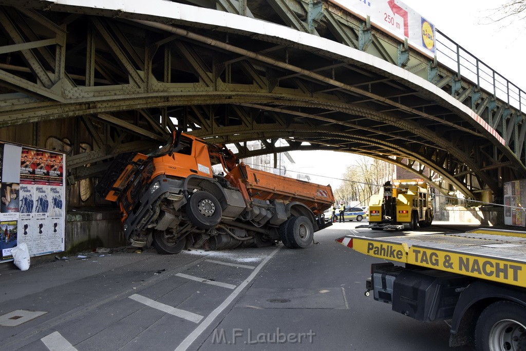 LKW blieb unter Bruecke haengen Koeln Deutz Deutz Muelheimerstr P014.JPG - Miklos Laubert